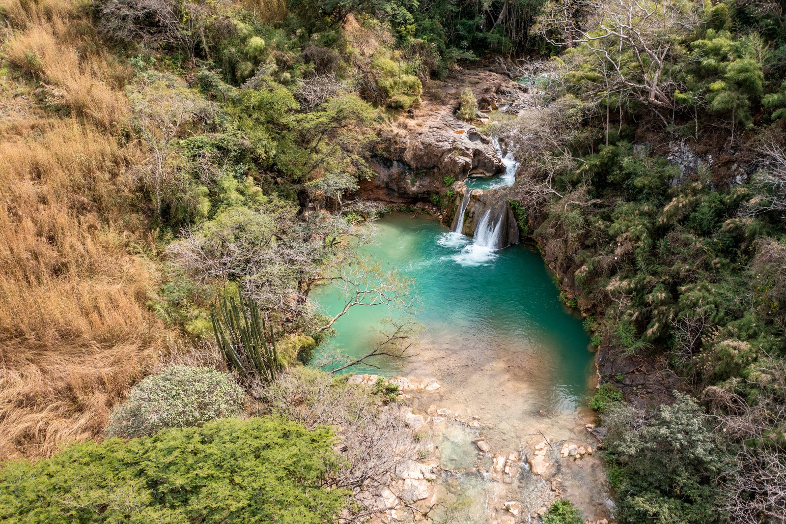 Vista aérea de las Cascadas de Comala en Chiquilistlán
