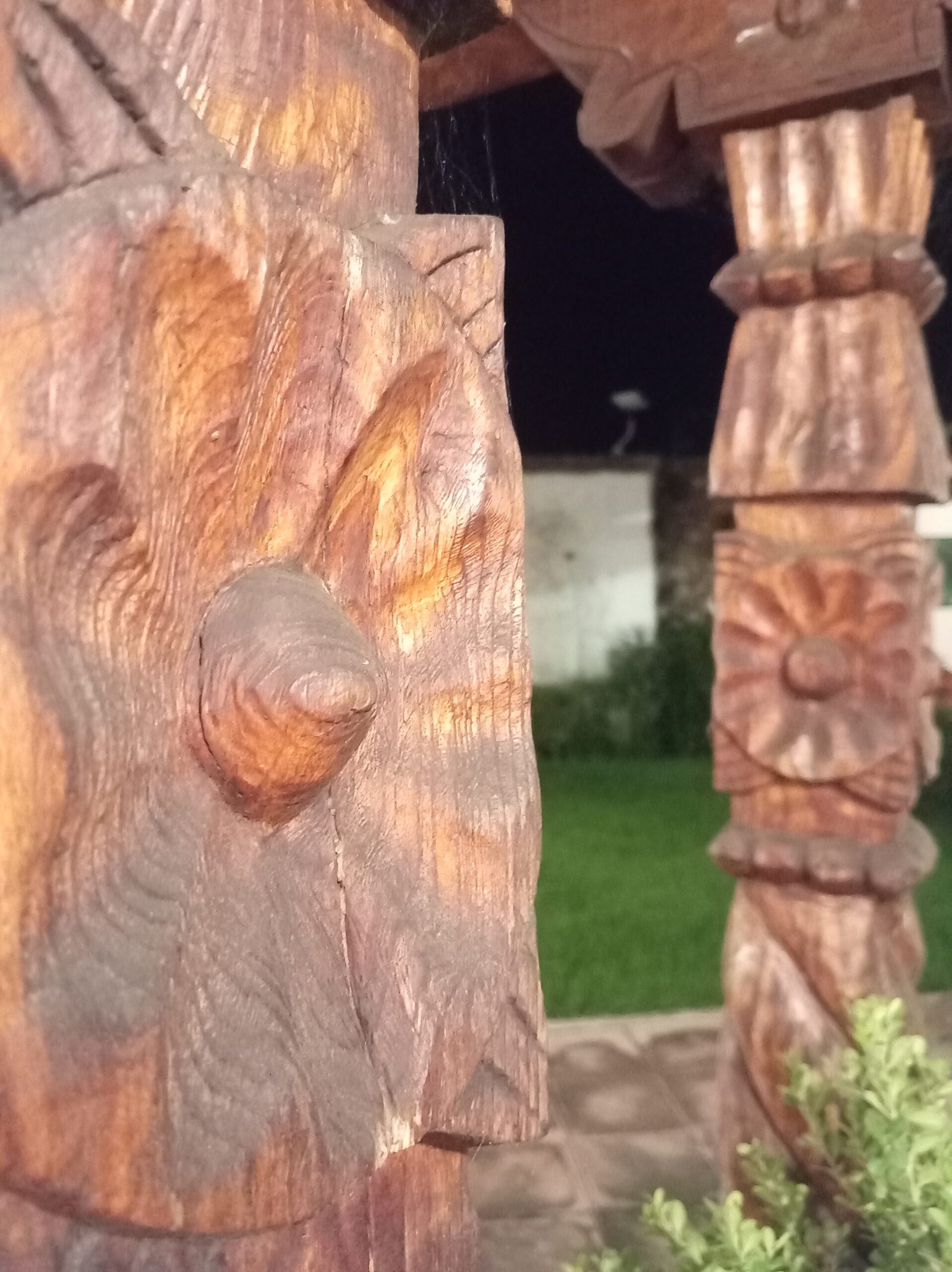 Pilar tallado de madera